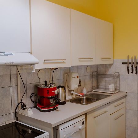 Central Apartment Cozy & Quiet Варна Экстерьер фото