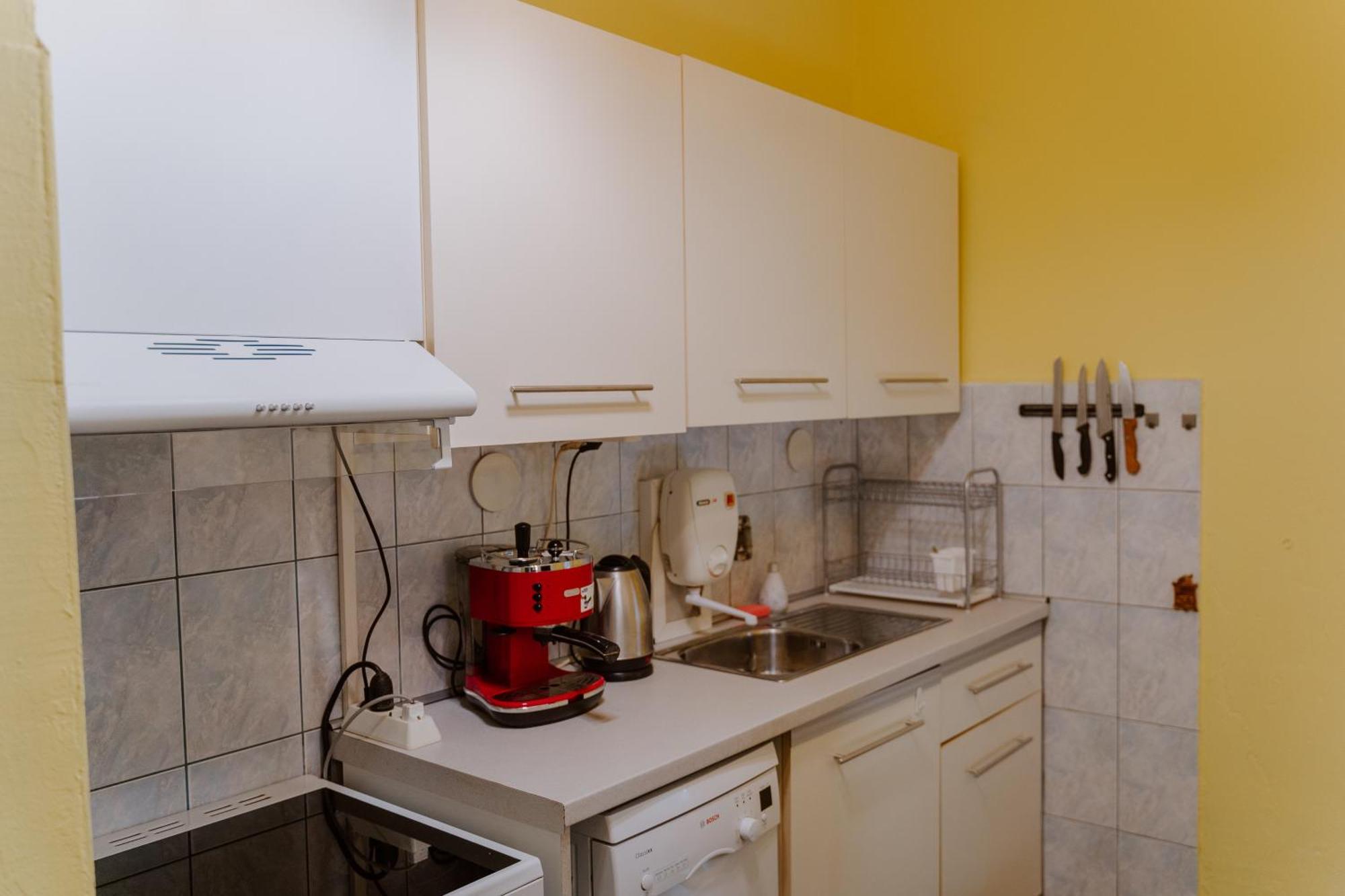 Central Apartment Cozy & Quiet Варна Экстерьер фото