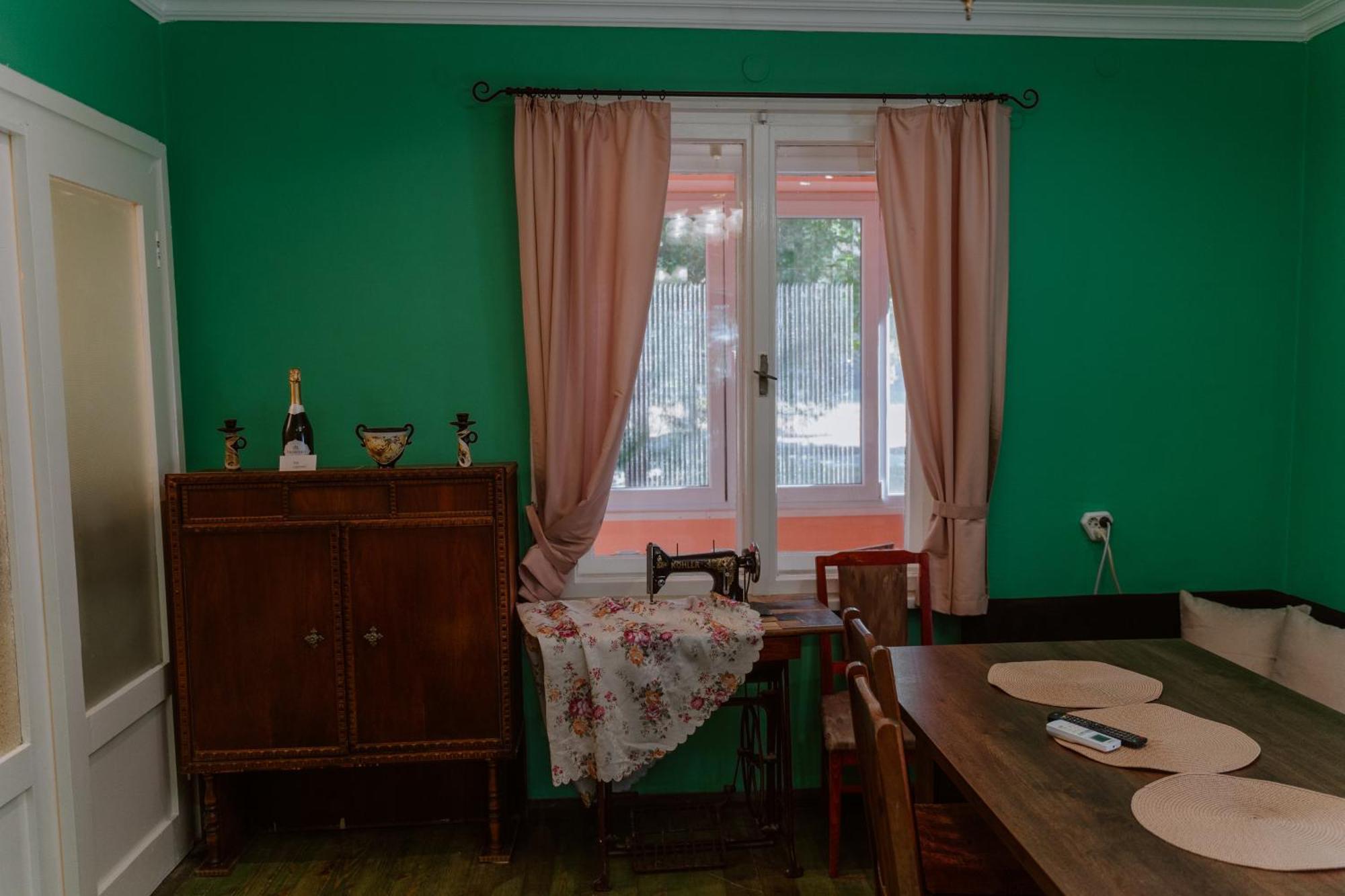 Central Apartment Cozy & Quiet Варна Экстерьер фото