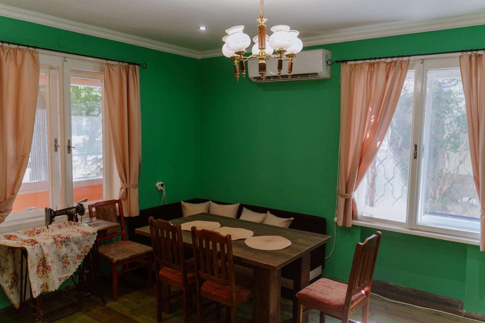 Central Apartment Cozy & Quiet Варна Экстерьер фото