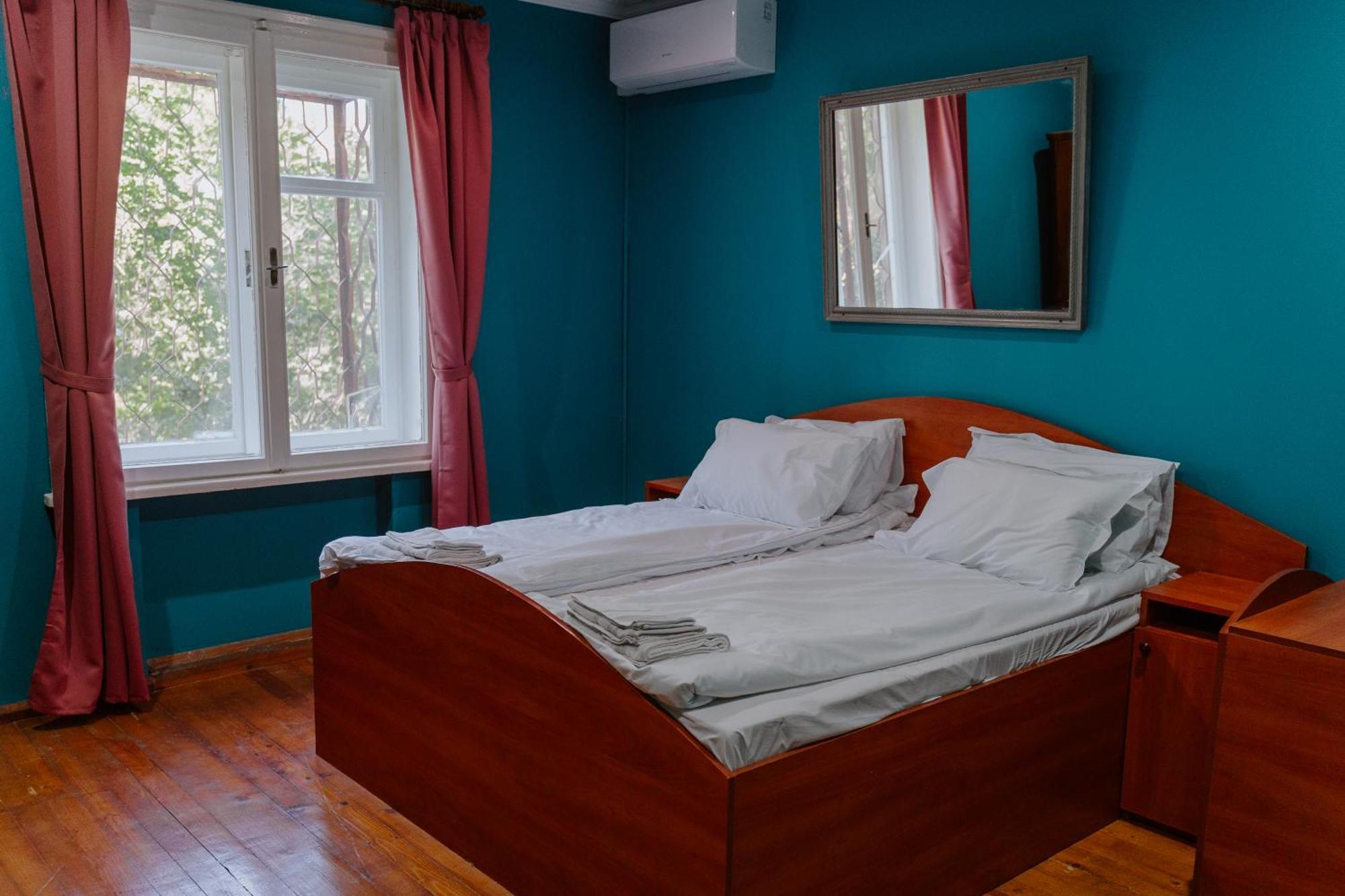 Central Apartment Cozy & Quiet Варна Экстерьер фото